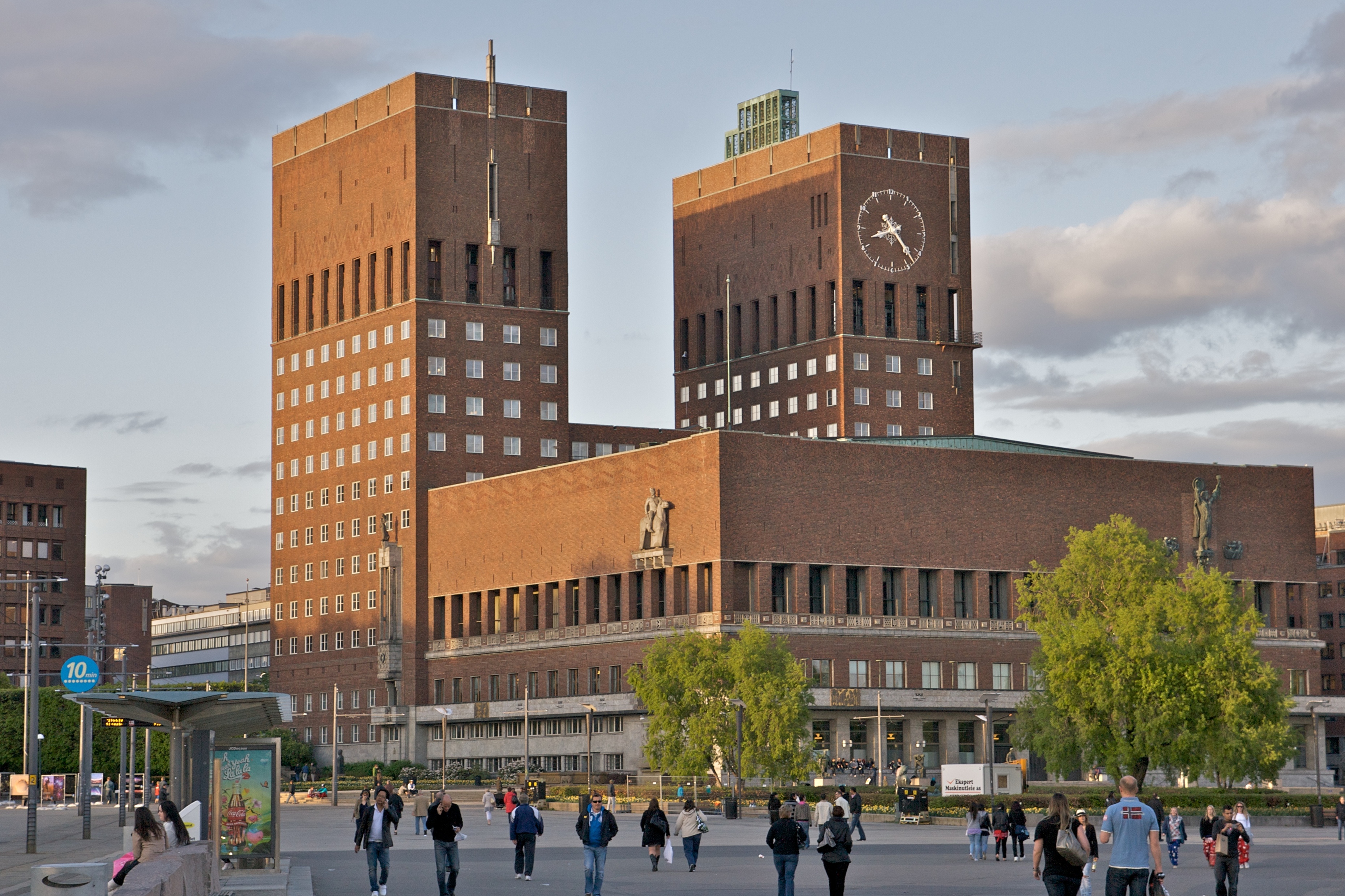 Rådhusplassen i Oslo. Sykkelvegen kan ikkje skimtast ved trikkeskjenene. Foto: Alexander Ottesen. CC BY 2.0