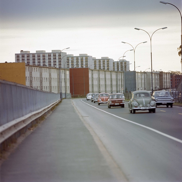 Trondheimsvegen ved Veitvet, fotografert mot Sinsen av Henrik Ørsted ein gong på 60-talet. Kjelde: Oslobilder.no.  CC BY-SA.