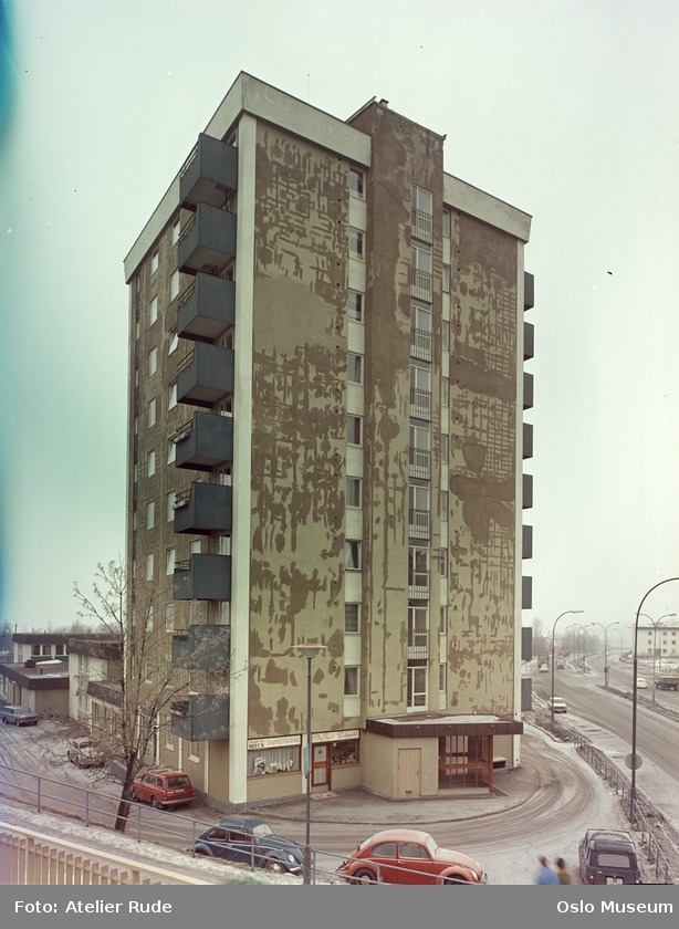 Tåsen senter 1970 veg til høgre